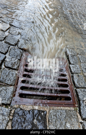 Metall-Deckel, einen Kanal für Regenwasser Stockfoto