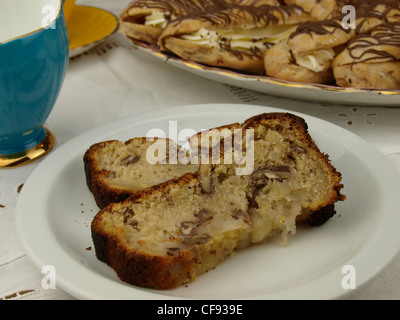 Apple und Pecan schwerfällig Kuchen Stockfoto