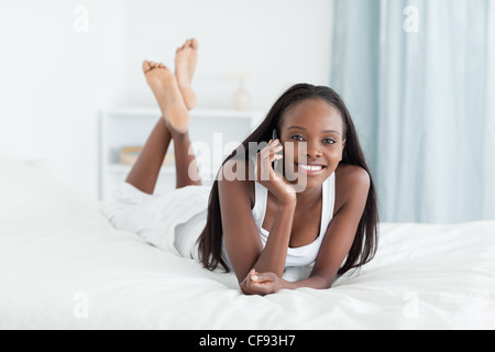 Frau einen Anruf tätigen Stockfoto