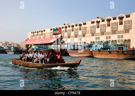 Traditionelle Wassertaxi, Abra, Segeln auf dem Dubai Creek im Stadtteil Deira, Dubai, Stockfoto