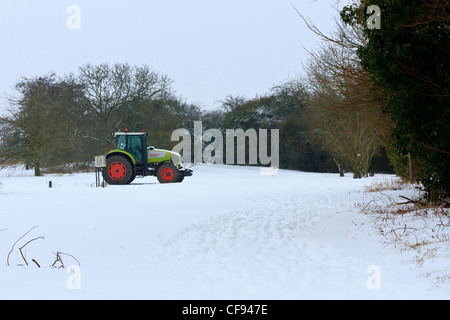 Traktor geparkt im Schnee Stockfoto