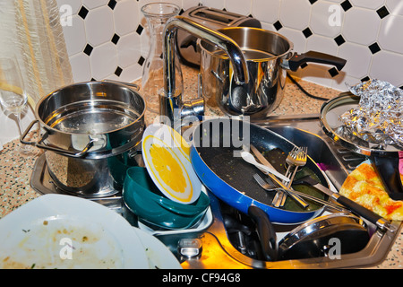 in einer Küche, eine große Menge zu waschen die Gerichte zubereitet. Stockfoto