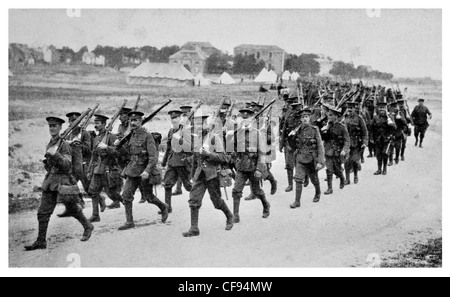 Britische Infanterie in Frankreich an der Somme Schützengräben marschieren Stockfoto