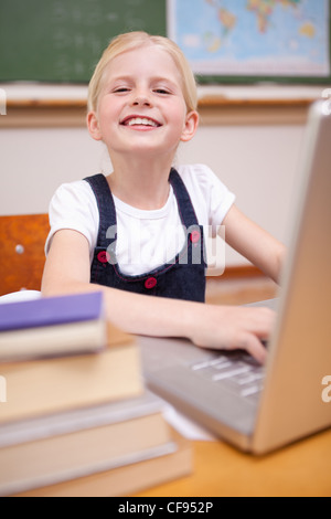 Porträt eines Mädchens mit einem notebook Stockfoto