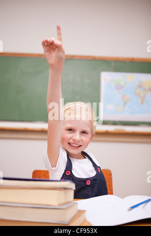 Porträt eines Mädchens, hob ihre hand Stockfoto
