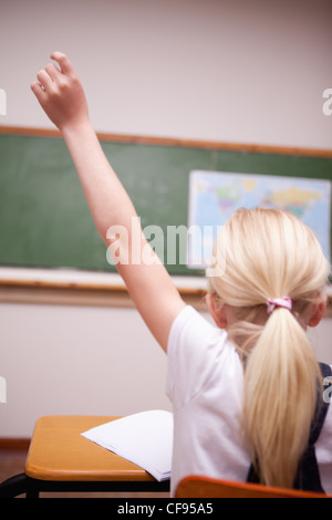 hinten Sie Ansicht einer Schülerin, hob ihre Hand von Stockfoto