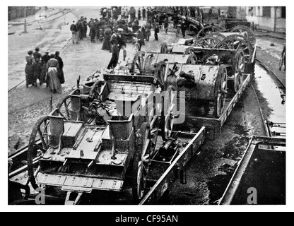 Erbeuteten deutschen Feld Waffen Französisch Dorf für England verlassen Stockfoto