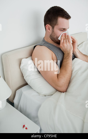 Porträt eines Mannes, der seine Nase weht Stockfoto