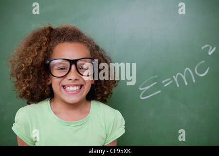 Schulmädchen posiert mit der Masse – Energie-Äquivalenz Formel Stockfoto