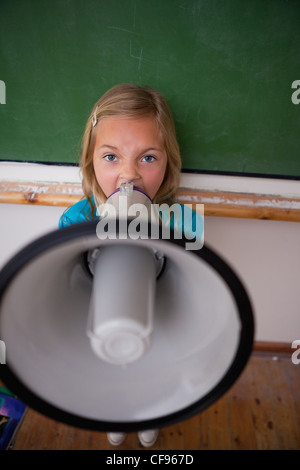Porträt von einer wütenden Schulmädchen durch ein Megaphon schreien Stockfoto