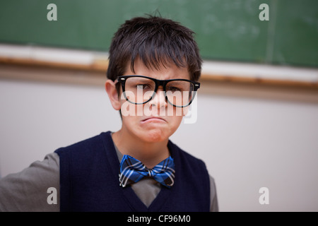 Mürrisch Schuljunge posiert Stockfoto