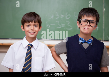 Schuljungen posiert vor einer Tafel Stockfoto