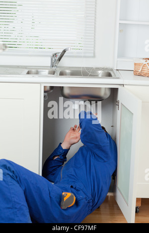 Porträt eines Klempners Befestigung ein Waschbecken Stockfoto