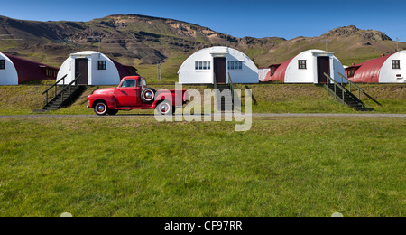 Chevy Pick-up Truck vor alten Armee umgewandelt Kaserne, Sommerhäuser, Hvalfjordur, Island Stockfoto