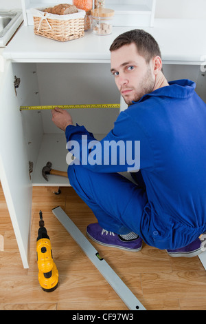 Porträt eines jungen Reparatur etwas messen Stockfoto
