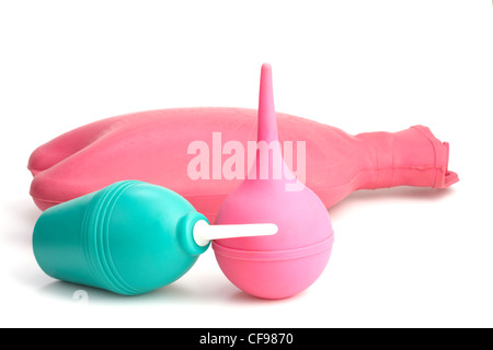 Medizinische Wärmflasche und Kolon Birne für Verfahren auf weißem Hintergrund Stockfoto