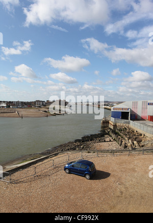 Der Fluss Ardur, Blick nach Westen, entnommen aus Shoreham Lifeboat Station Stockfoto