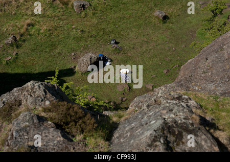 Ansicht der Höhe Perspektive von oben auf die Kletterfelsen auf den Klippen am Auchinstarry Steinbruch, Schottland. Stockfoto