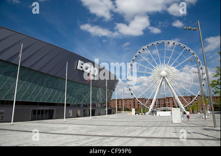 Es gibt ein großes Riesenrad, Liverpools Riesenrad auf der Piazza außerhalb der Echo Arena in der Stadt. Stockfoto