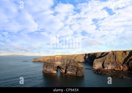 ein Blick auf die Jungfrau Rock in Ballybunion Irland wie von den Klippen auf einem ruhigen Wintertag zu sehen Stockfoto