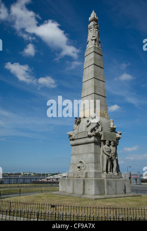 Das Denkmal für die Engine Room Helden der Titanic ist ein Granitdenkmal auf dem St.-Nikolaus-Platz in Pier Head Stockfoto