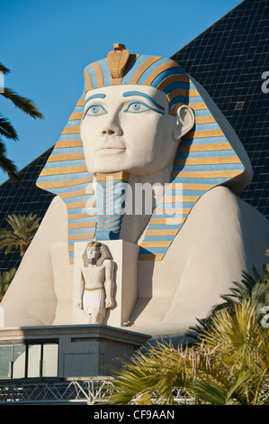 Nachbildung der großen Sphinx von Gizeh am Eingang des Luxor Hotel, Resort and Casino, Las Vegas USA Stockfoto