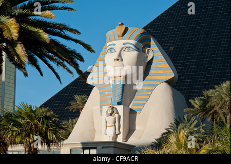 Nachbildung der großen Sphinx von Gizeh am Eingang des Luxor Hotel, Resort and Casino, Las Vegas USA Stockfoto