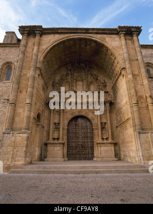 Spanien. Alarcon. Kirche der Heiligen Maria. Plateresken Fassade von Esteban Jamete (1515-1565). Stockfoto