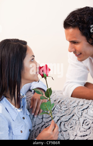 Frau bekam eine Rose von ihrem Freund zum Valentinstag Stockfoto