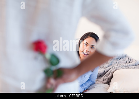 Frau eine Rose von ihrem Freund bekommen Stockfoto