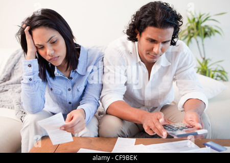 Paare, die eine harte Zeit, ihre Finanzen zu tun haben Stockfoto