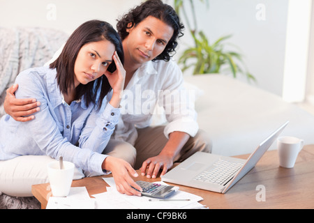 Paare haben eine harte Zeit, ihre Rechnungen zu bezahlen Stockfoto
