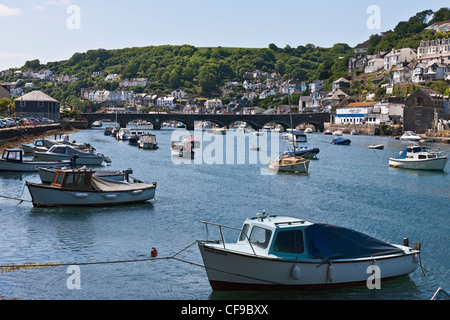 LOOE HAFEN OBEN LOOE BRÜCKE UND EAST LOOE RIVER, LOOE, CORNWALL, GROßBRITANNIEN, UK Stockfoto