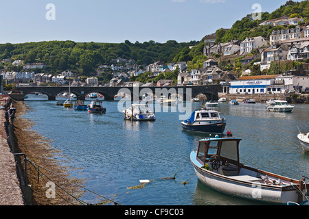 LOOE HAFEN OBEN LOOE BRÜCKE UND EAST LOOE RIVER, LOOE, CORNWALL, GROßBRITANNIEN, UK Stockfoto