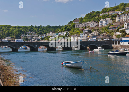 LOOE HAFEN OBEN LOOE BRÜCKE UND EAST LOOE RIVER, LOOE, CORNWALL, GROßBRITANNIEN, UK Stockfoto