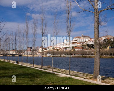 Coimbra-Skyline mit der Universität-Turm an der Spitze, Portugal Stockfoto