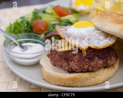 Gegrillte Hamburger mit Spiegelei und Salat Stockfoto