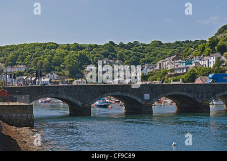 LOOE HAFEN OBEN LOOE BRÜCKE UND EAST LOOE RIVER, LOOE, CORNWALL, GROßBRITANNIEN, UK Stockfoto