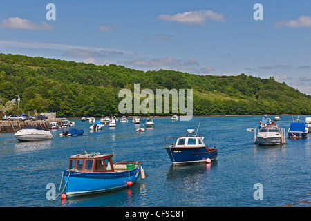 LOOE HAFEN OBEN LOOE BRÜCKE UND EAST LOOE RIVER, LOOE, CORNWALL, GROßBRITANNIEN, UK Stockfoto