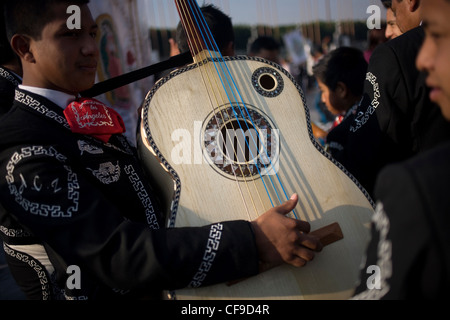 Mariachi Musiker spielt eine akustischen Bass-Gitarre außerhalb der Muttergottes von Guadalupe Basilica in Mexiko-Stadt Stockfoto