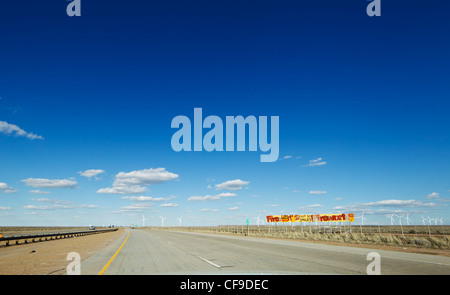 Eine große Himmel über Interstate 80 in südlichen Wyoming im zeitigen Frühjahr, mit einem Windpark am Horizont. Stockfoto