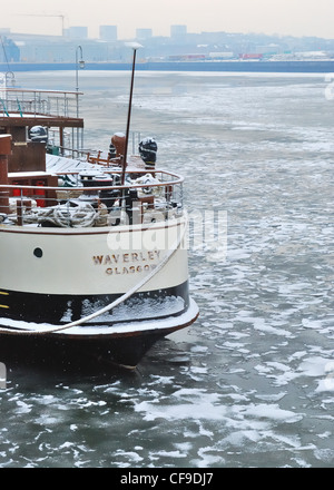 Der PS Waverley Raddampfer auf einem gefrorenen River Clyde im Winter in Glasgow, Schottland, Großbritannien. Stockfoto