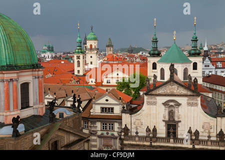 Kirchtürme und Dächer von Prag Skyline in Prag, Tschechische Republik Stockfoto