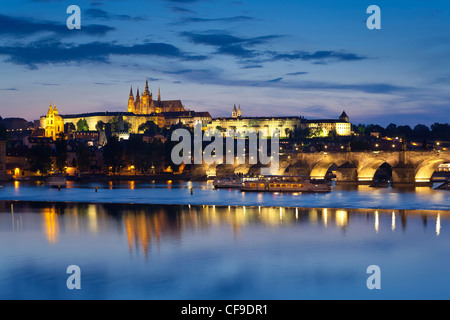 St. Vitus Cathedral und der Moldau in der Abenddämmerung, Prag, Tschechische Republik