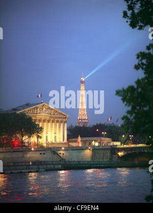 Nationalversammlung und Eiffelturm in der Nacht. Stockfoto