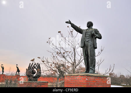 Memento Park, Budapest, Ungarn. Die open-air Museum oder Statue Park anzeigen politisch themed Statuen und Skulpturen Plaketten aus der kommunistischen Ära. Stockfoto