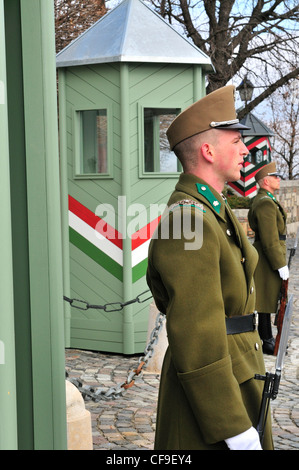 Ungarische Garde vor Sentry Boxen am Eingang zum Sandor Palais in Budapest, Ungarn Stockfoto