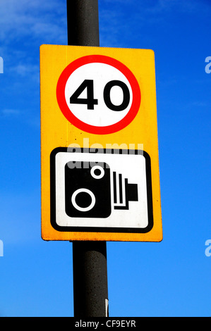 Britischen Straßenverkehr melden, informiert der 40 km/h Höchstgeschwindigkeit und Geschwindigkeit Kamera-logo Stockfoto