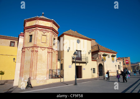 Pasillo de Santo Domingo am Flussufer Straße vor der Kirche Iglesia de Santo Domingo Malaga Andalusien Spanien Mitteleuropa Stockfoto