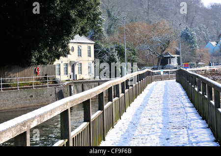 Der schleusenwärter Haus mit Schnee bedeckt Fußgängerbrücke über die Themse, in Marsh Lock, Henley-on-Thames, Berkshire, England Stockfoto